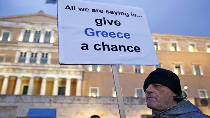 Người biểu tình Hy Lạp giơ biển kêu gọi “hãy cho Hy Lạp một cơ hội”. Ảnh: The Independent
