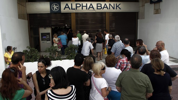 Người dân Hy Lạp xếp hàng trước ngân hàng, máy ATM để rút tiền. Ảnh: Getty Images