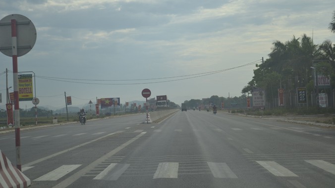 Đường QL 1A hằn lún qua huyện Diễn Châu - Nghệ An. Ảnh: Việt Hương