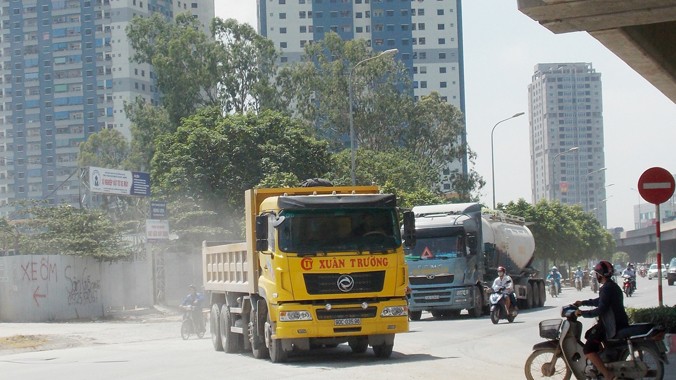 Nhiều xe tải chạy thành những tốp dài trên đường Nguyễn Xiển sáng 17/6, đi ra từ công trường dự án Khu đô thị mới Đại Kim (Hoàng Mai). Ảnh: A.T