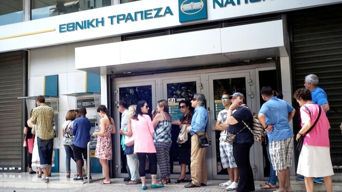 Xếp hàng trước ATM ở tại Athens để rút tiền. Ảnh: Getty Images