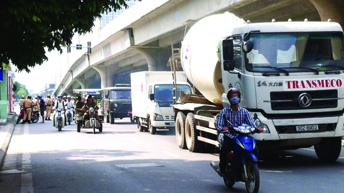 Sáng 19/6, tổ CSGT tại ngã tư Phạm Hùng - đường vào khu đô thị Nam Trung Yên, đã "bỏ lọt" nhiều xe tải đi vào đường cấm. Ảnh: A.T