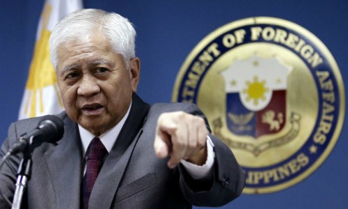 Bộ trưởng Ngoại giao Philippines Albert del Rosario sẽ dẫn đầu phái đoàn tham dự vụ kiện. Ảnh: AP