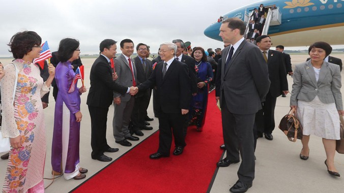 Cán bộ, nhân viên Đại sứ quán và đại diện cộng đồng người Việt tại Mỹ đón Tổng Bí thư Nguyễn Phú Trọng. Ảnh: TTXVN