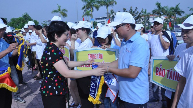 Bà Phan Thị Hải - Phó Giám đốc Quỹ PCTH thuốc lá - Bộ Y tế trao cờ lưu niệm cho các đơn vị tham dự Giải