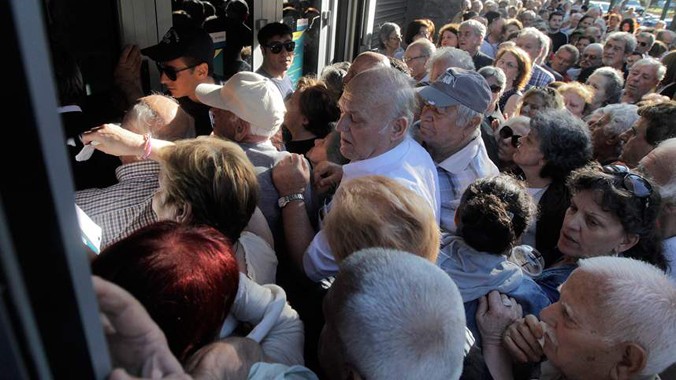 Người về hưu chen lấn xếp hàng trước máy ATM tại Athens. Ảnh: Getty Images