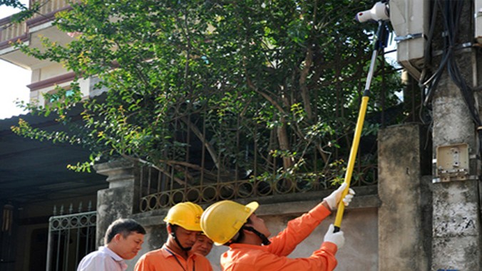 Công nhân điện lực Hà Nội đang sử dụng gậy chốt số điện