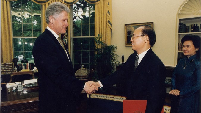 Ông Lê Văn Bàng (đeo kính) trình quốc thư lên Tổng thống Mỹ Bill Clinton ngày 14/5/1997, chính thức trở thành Đại sứ Việt Nam đầu tiên tại Mỹ