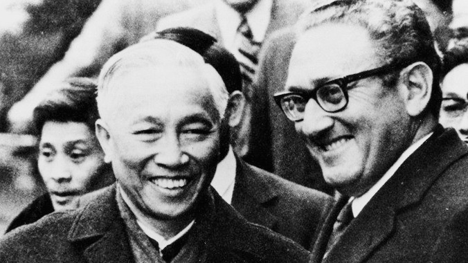 Ông Lê Đức Thọ (trái) và ông Henry Kissinger tại Paris cuối tháng 1/1973. Ảnh: AP
