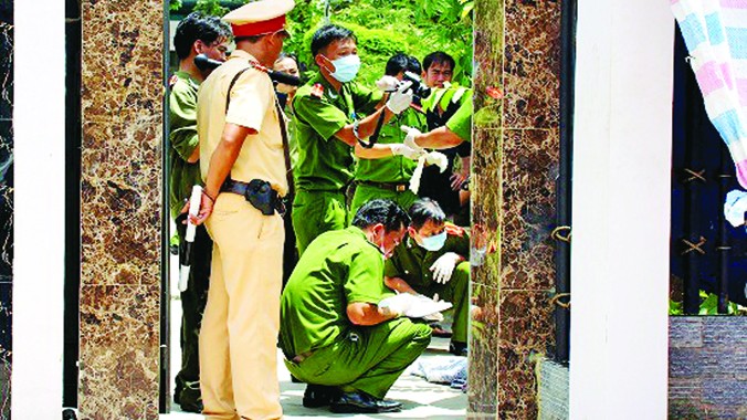 Cảnh sát điều tra khám nghiệm hiện trường vụ án thảm sát ở Bình Phước. Ảnh: Trần Tiến