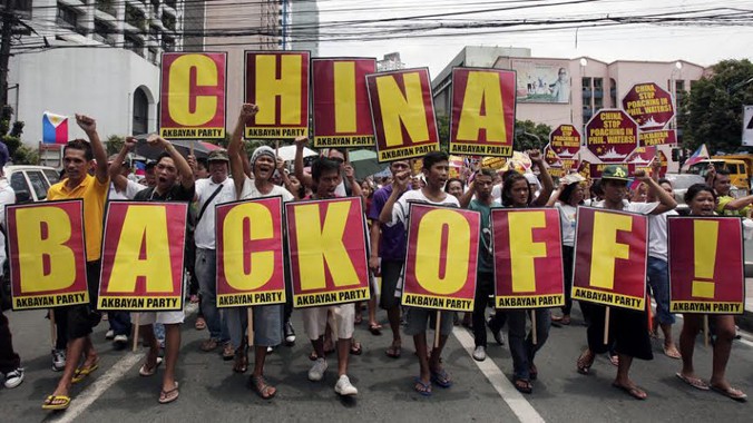 Người dân Philippines biểu tình yêu cầu Trung Quốc rời khỏi vùng biển Manila tuyên bố chủ quyền. Ảnh: Getty Images