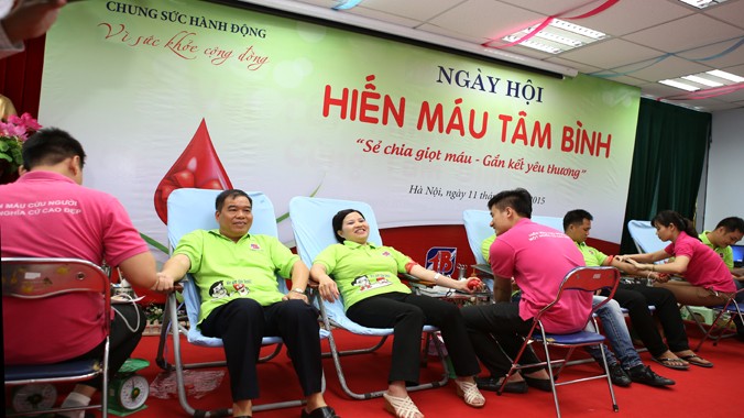 Hai vợ chồng TGĐ Lê Thị Bình cùng nhau tham gia hiến máu nhân đạo