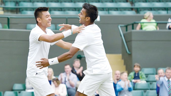 Hoàng Nam và Nagal vui mừng sau khi chiến thắng giành chức vô địch giải trẻ Wimbledon. Ảnh: TL