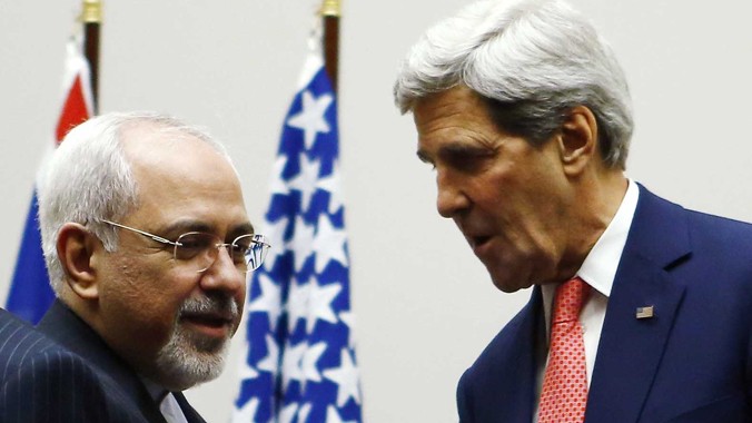 Ngoại trưởng Mỹ John Kerry và Ngoại trưởng Iran Mohammad Javad Zarif (trái). Ảnh: Guardian