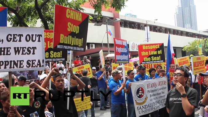 Người dân Philippines biểu tình phản đối Trung Quốc hành động ngang ngược ở biển Đông. Ảnh: RT