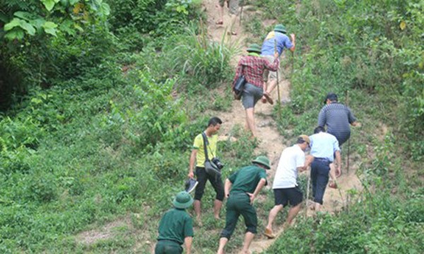 Các cán bộ điều tra không ngại gian khó luồn rừng truy tìm nghi phạm vụ thảm sát ở Nghệ An. Ảnh: Phan Sáng. 