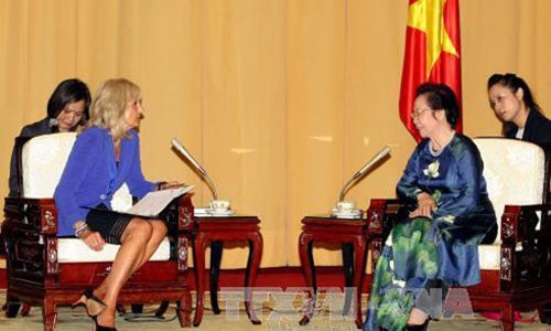 Phó Chủ tịch nước Nguyễn Thị Doan (phải) tiếp bà Jill Biden, Phu nhân Phó Tổng thống Hoa Kỳ Joe Biden. (Ảnh: Phạm Kiên - TTXVN)