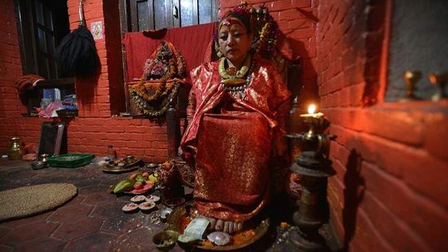 Trận động đất mạnh buộc “nữ thần” Bajracharya phải bước ra khỏi nhà lần đầu tiên trong 60 năm. Ảnh: Daily Mail 