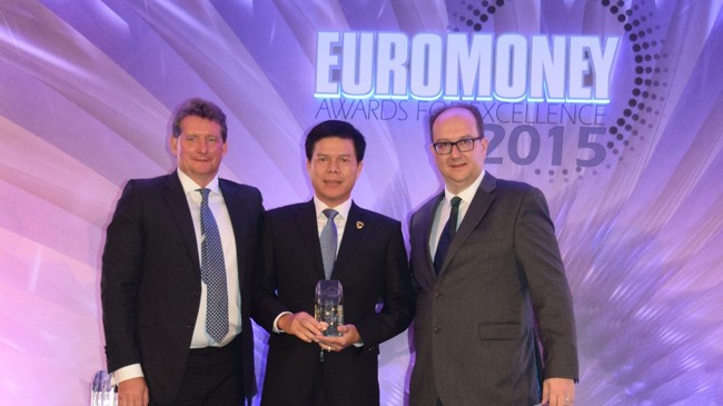 Đại diện Vietcombank, ông Phạm Mạnh Thắng - Phó Tổng giám đốc (đứng giữa) nhận giải thưởng “Ngân hàng tốt nhất Việt Nam năm 2015” do Tạp chí Euromoney trao tặng