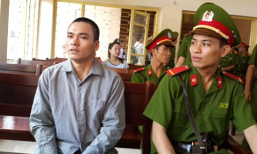 Bị cáo Lý Nguyễn Chung (trái). Ảnh: Dân Trí.