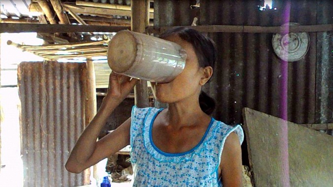Như Ý uống hàng chục lít nước chỉ trong ít phút - ảnh cắt từ video clip của Nguyễn Trang