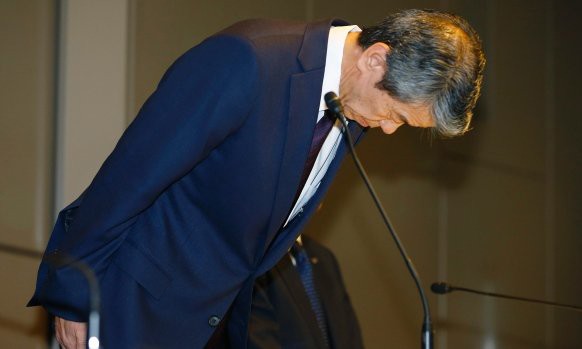 Chủ tịch Toshiba Hisao Tanaka cúi đầu xin lỗi trong buổi họp báo công bố quyết định từ chức ngày 21/7