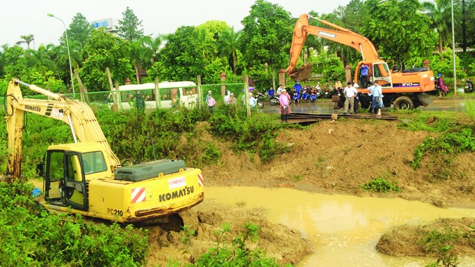 Sự cố vỡ đường ống dẫn nước sạch từ nhà máy nước Sông Đà về Hà Nội, tại Km 26+760 chiều 21/7. Ảnh: Nguyễn Tú