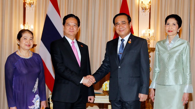 Thủ tướng Nguyễn Tấn Dũng và Phu nhân cùng Thủ tướng Thái Lan Prayut Chan-o-cha và Phu nhân chụp ảnh chung. Ảnh: TTXVN