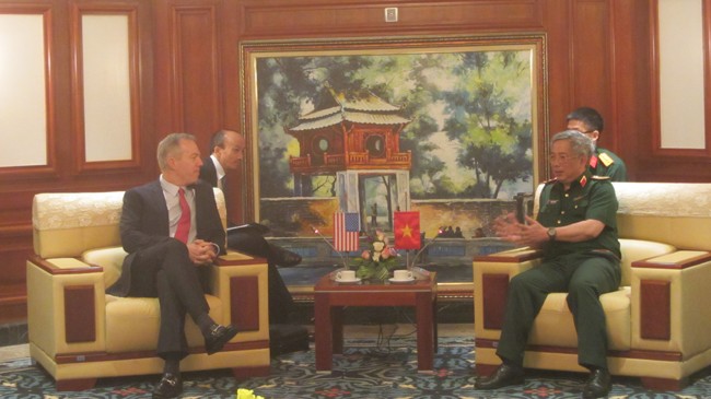 Thứ trưởng Quốc phòng Nguyễn Chí Vịnh và Đại sứ Mỹ Ted Osius trong cuộc gặp riêng trước hội thảo. Ảnh: Trúc Quỳnh