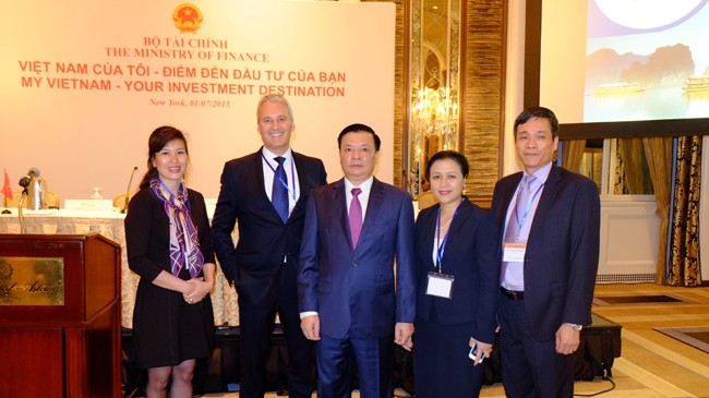Ông Wayne Besant (thứ 2 từ bên trái) với Bộ trưởng Đinh Tiến Dũng, Đại sứ Việt Nam tại Liên Hợp quốc Nguyễn Phương Nga và Cục trưởng Cục QLGSBH Phùng Ngọc Khánh tại Hội Nghị