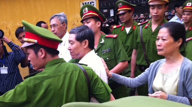 Dương Chí Dũng (cựu Cục trưởng Cục Hàng hải Việt Nam) cùng vợ trong phiên xử hồi tháng 5/2014. Ảnh: Bảo Thắng
