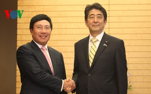 Phó Thủ tướng, Bộ trưởng Phạm Bình Minh hội kiến với Thủ tướng Nhật Bản Shinzo Abe.Ảnh: VOV