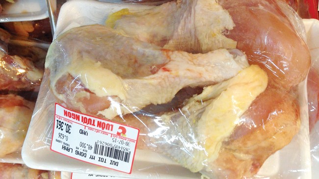 Thịt gà đông lạnh nhập từ Mỹ bán tại siêu thị ở Hà Nội. Ảnh : Ngọc Mai