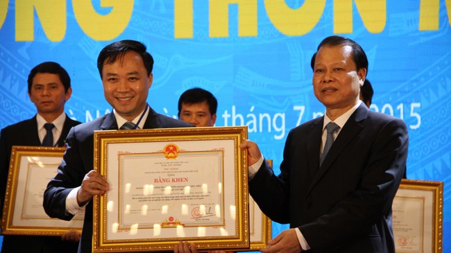 Phó Thủ tướng Vũ Văn Ninh trao bằng khen cho đại diện FrieslandCampina Việt Nam