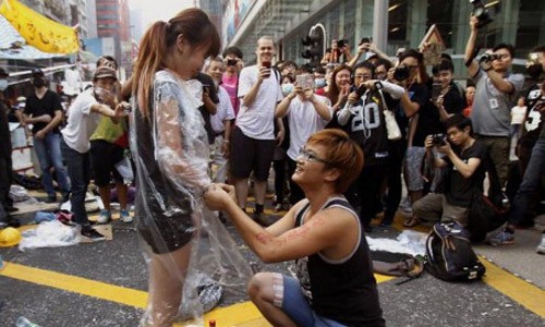 Một chàng trai Hong Kong cầu hôn bạn gái ngay trên đường