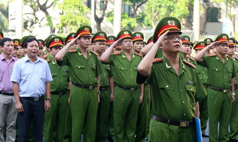 Công an thành phố Hà Nội và đoàn công tác Ban tuyên giáo Thành ủy Hà Nội chào cờ Tổ quốc và hát Quốc ca. Ảnh: Vnexpress