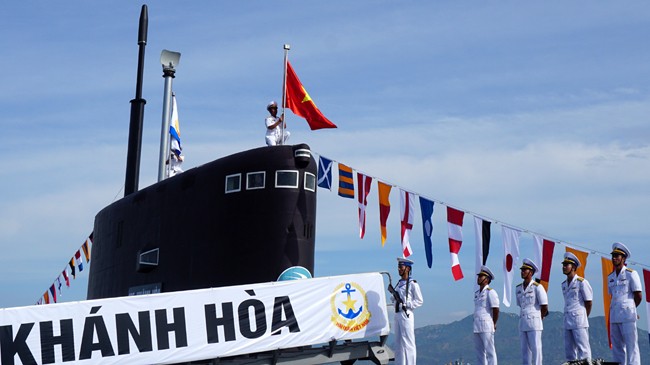 Quốc kỳ Việt Nam và cờ Hải quân đang được treo lên tháp tàu ngầm 185 – Khánh Hòa. Ảnh: Nguyễn Đình Quân