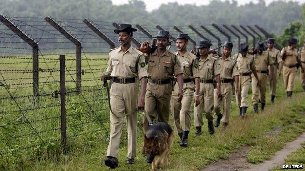 Lực lượng an ninh biên giới Ấn Độ tuần tra gần dải đất Siliguri trên khu vực biên giới giáp Bangladesh.