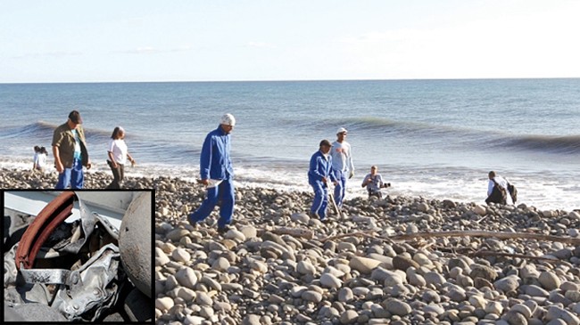 Trên bãi biển Saint Andre, các tình nguyện viên địa phương tìm mảnh vỡ và đồ dùng trên máy bay. Ảnh nhỏ: Vật thể kim loại vừa được tìm thấy nghi thuộc về MH370. Ảnh: Telegraph