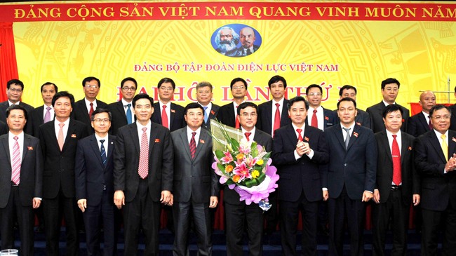 Ban chấp hành hành Đảng bộ EVN nhiệm kỳ 2015 - 2020 gồm 27 đồng chí ra mắt đại hội. Ảnh: Việt Hà