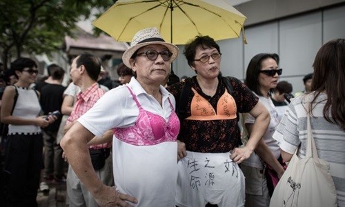 Các nhà hoạt động ở Hong Kong mặc áo lót tham gia biểu tình phản đối phán quyết của tòa đối với một phụ nữ bị cáo buộc dùng ngực tấn công cảnh sát. Ảnh: AFP