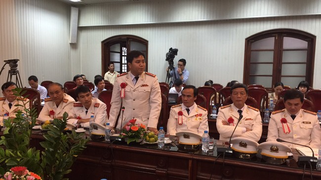 Thượng úy Nguyễn Văn Phú chia sẻ những kinh nghiệm đấu tranh phòng chống tội phạm. Ảnh: L.D
