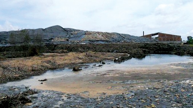 Nước rỉ rác chảy ra từ bãi rác lộ thiên ở Công ty Tâm Sinh Nghĩa tại huyện Củ Chi ngày 13/7. Ảnh: V.N