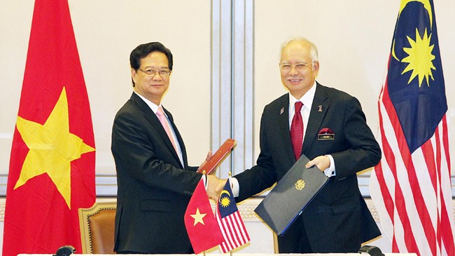 Ngay sau hội đàm, Thủ tướng Nguyễn Tấn Dũng và Thủ tướng Najib Rajak ký Tuyên bố về khuôn khổ Đối tác chiến lược Việt Nam - Malaysia và chứng kiến ký kết 3 văn bản hợp tác, gồm cấp phép về nguyên tắc cho ngân hàng CIMB, hợp tác trong lĩnh vực lao động và 