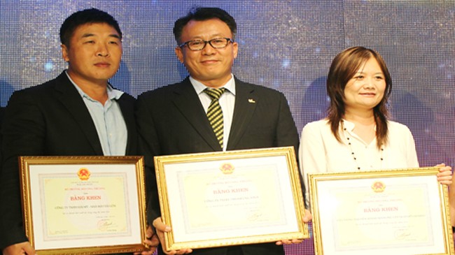 Ông Gie Yeong Lee, Tổng Giám đốc Hwaseung Vina (giữa) nhận bằng khen do Bộ Công Thương trao tặng