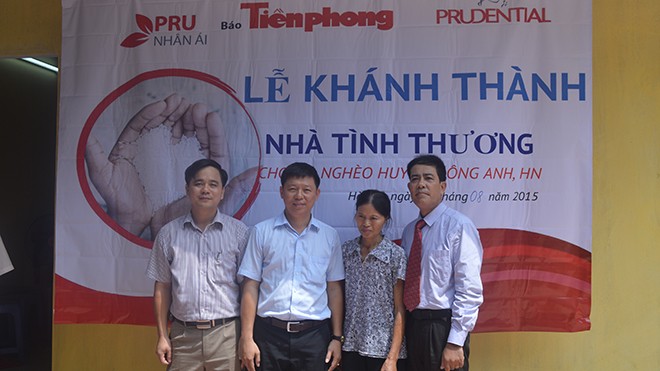 Cựu TNXP Nguyễn Thị Lý cùng đại diện nhà tài trợ tại Lễ khánh thành nhà mới