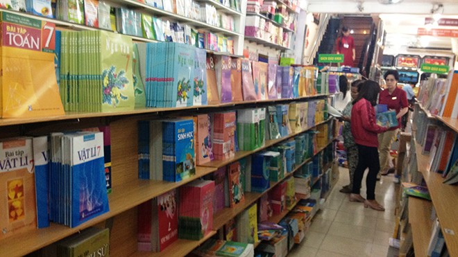 Nhiều nhà sách tại TPHCM khan hàng SGK bộ. Tuy nhiên, nhiều loại sách bán lẻ vẫn còn
