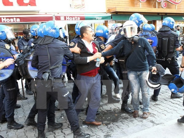 Xung đột giữa người biểu tình và cảnh sát trong cuộc biểu tình phản đối các cuộc tấn công của IS tại Ankara. (Nguồn: AFP/TTXVN).
