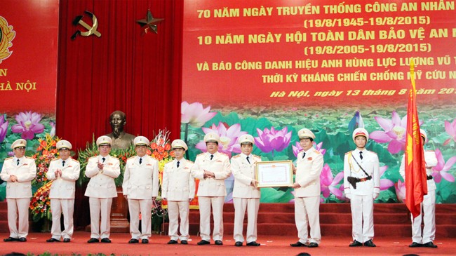 Bộ trưởng Bộ Công an trao tặng danh hiệu Anh hùng LLVTND cho Công an Hà Nội