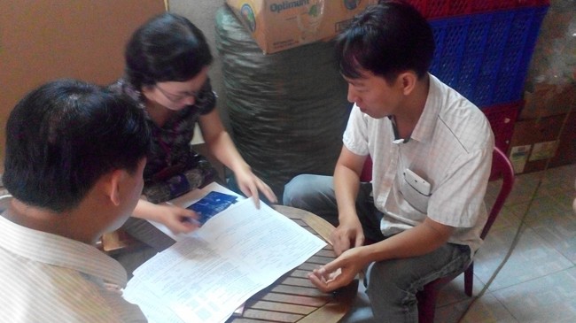 Ông Cường (bên phải) làm việc với đoàn thanh tra Sở Y tế TPHCM. Ảnh: Văn Minh